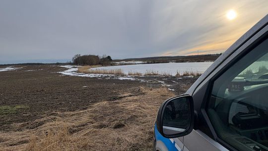 Tragedia na jeziorze w gminie Gardeja. Pod wędkarzem załamał się lód