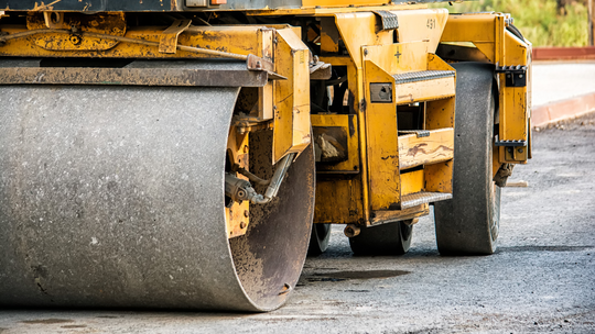 Tragedia w Nowej Karczmie. Kobieta przejechana przez walec drogowy