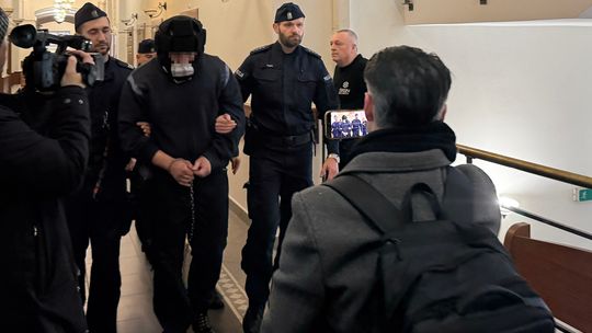 Tragedia w Ustce. Jest tymczasowy areszt dla nożownika. Piotr K. przyznał się do winy Piotr K. w trakcie doprowadzenia na salę rozpraw w Sądzie Rejonowym w Słupsku