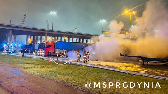 Tragiczny pożar ciężarówki na parkingu terminalu kontenerowego w Gdyni! Nie żyje kierowca pożar cieżarówki w terminalu kontenerowym w Gdyni