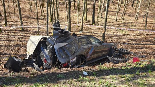 Tragiczny wypadek pod Kościerzyną. Nie żyje kierowca, droga jest zablokowana