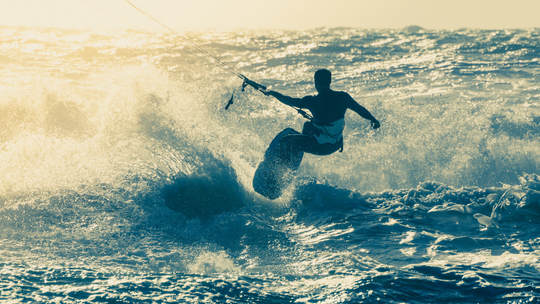 Tragiczny wypadek kitesurfera w Jastarni. Porwany przez wiatr spadł na betonowy chodnik