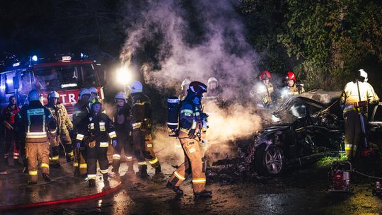 Tragiczny wypadek w Nowym Bukowcu. Nie żyje jedna osoba, auto spłonęło