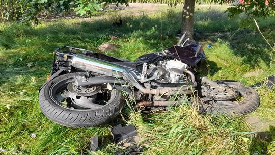 Tragiczny wypadek w powiecie człuchowskim. Motocyklista uderzył w drzewo, nie żyje