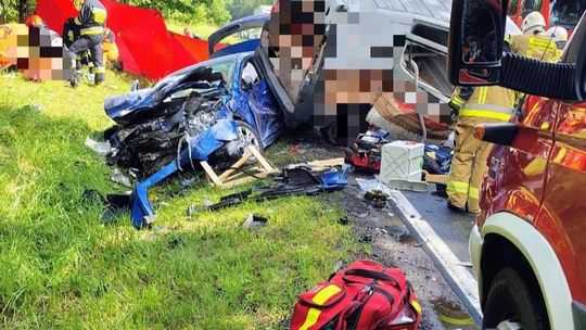 Tragiczny wypadek w powiecie człuchowskim. Pięć osób rannych, nie żyje 27-letnia kobieta