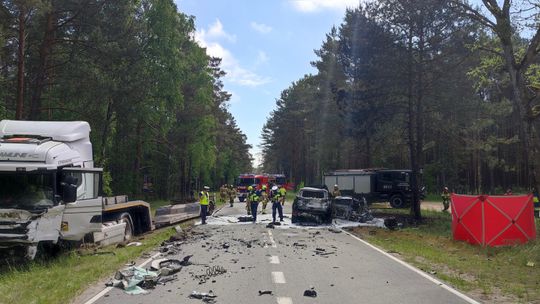 Tragiczny wypadek w powiecie człuchowskim. Samochody spłonęły, nie żyje jedna osoba