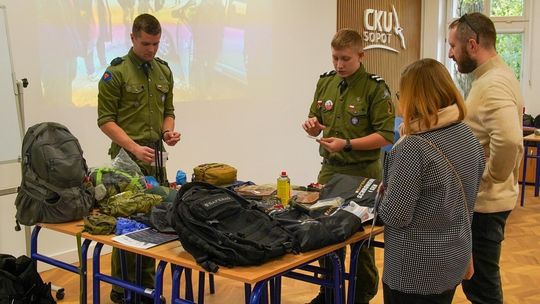 Trening Rodzinny po wydarzeniach w szkołach. Policja i strażacy uczyli, jak reagować na zagrożenia