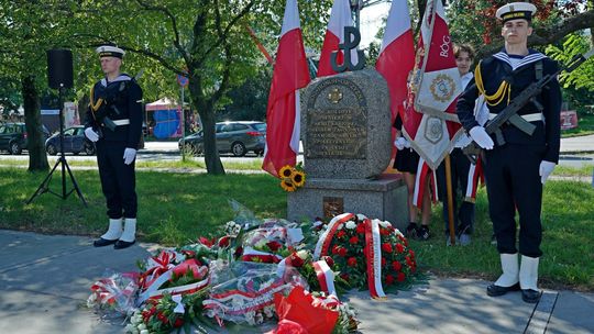 posterunek honorowy przy pomniku Armii Krajowej w Gdyni podczas uroczystości upamiętniających 81. rocznicę wybuchu Powstania Warszawskiego