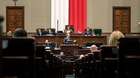 Trudna sejmowa sytuacja KO. W sondażu prowadzi, ale rządu nie utworzy