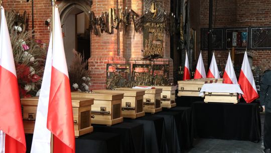 Trumny żołnierzy z Westerplatte wystawiono w kościele św. Brygidy