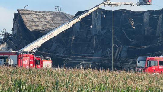 Wielki pożar zakładów mięsnych w Kawlach. Trwa akcja ratownicza, zaginął strażak