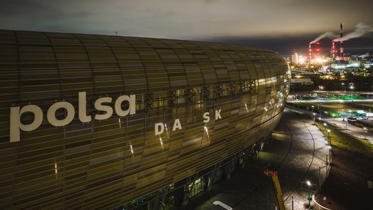 Trwa montaż logo na Polsat Plus Arena Gdańsk  