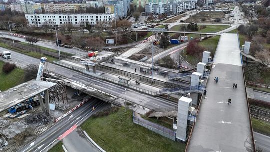 Trwa rozbiórka kładki na Zaspie. Czasowo zamkną dwa przystanki tramwajowe