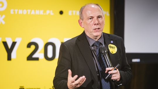 Trzaski w opozycji, piski w koalicji, czyli ból głowy prezesa i premiera