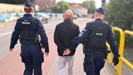 Mężczyzna zerwał kobiecie z szyi złoty łańcuszek, popchnął i uciekł