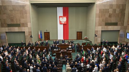 Tusk wygrywa, ale władzę może przejąć prawica. Podział mandatów wg ostatniego sondażu