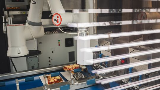 Tutaj pizzę poda ci robot! To pierwsza w Polsce rzymska pizza z automatu