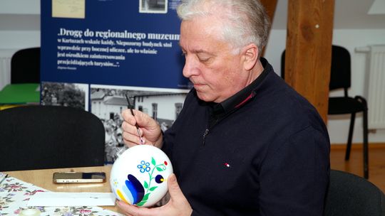 „Twoja bombka - czyjś uśmiech”. Malowali bombki w Muzeum Kaszubskim w Kartuzach