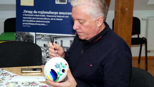„Twoja bombka – czyjś uśmiech”. Malowali bombki w Muzeum Kaszubskim w Kartuzach