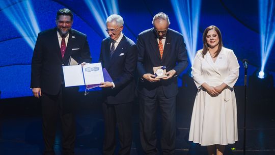 Tysiąc lat Gdynio! Uroczysta sesja z udziałem prezydenta RP, życzenia i... robot z medalami