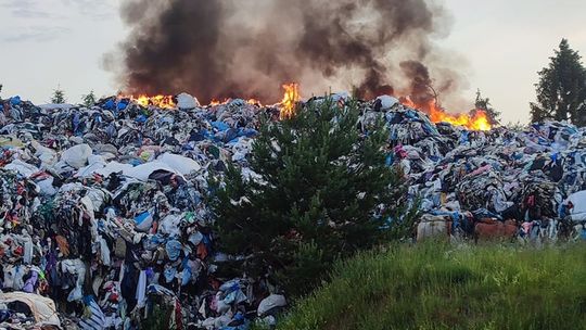 Tysiące ton odpadów tekstylnych pod Lęborkiem. Przed sądem pięć osób
