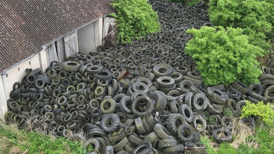 Tysiące zużytych opon odkryto na nielegalnym składowisku w powiecie malborskim