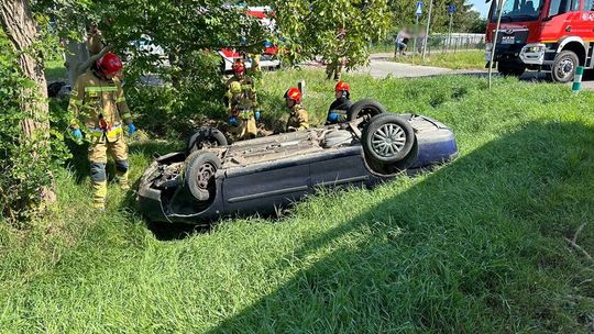 Ucieczka przed policją zakończona w rowie, w samochodzie dwoje malutkich dzieci