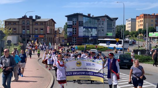 Uczestnicy Światowego Zjazdu Kaszubów dotarli do Kartuz. Ruszył przemarsz przez miasto