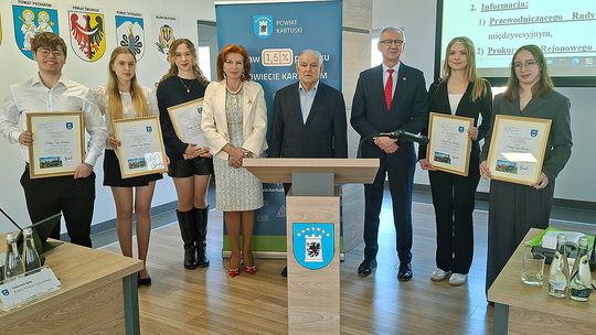 Uczniowie z Kartuz nagrodzeni za znakomite wyniki w nauce języka kaszubskiego Uczniowie z Kartuz nagrodzeni za znakomite wyniki w nauce języka kaszubskiego