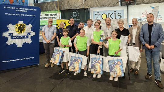 Mała szkoła, wielki sukces! Uczniowie z Szopy znów najlepsi w konkursie o ruchu drogowym O ruchu drogowym wiedzą wszystko! Uczniowie Małej Szkoły w Szopie znów najlepsi