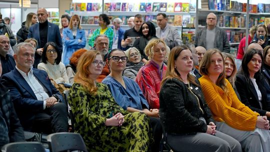 Otwarcie Targów Książki w Gdyni z udziałem prezydent Gdyni Aleksandra Kosiorek (siedzi w pierwszym rzędzie) ora były prezydent Wojciech Szczurek