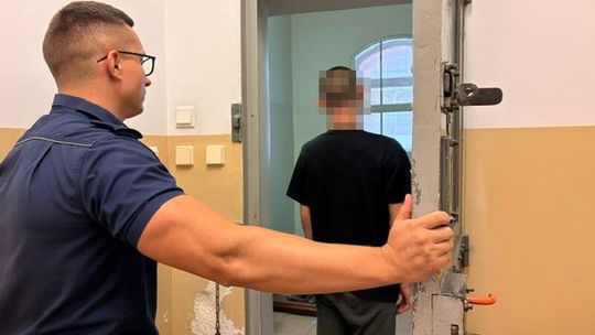 Ukradł alkohol i zaatakował ochroniarza butelką. Wpadł chwilę później