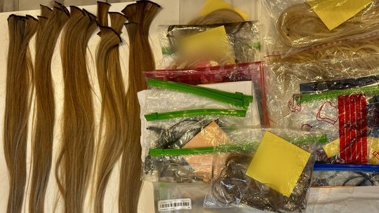 Ukradli naturalne włosy za ponad milion złotych. Trzy osoby zatrzymane na Pomorzu