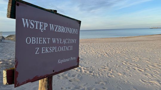 Urząd Morski zamyka plażę w Ustce. Powodem nieznana substancja zalegająca nad wodą
