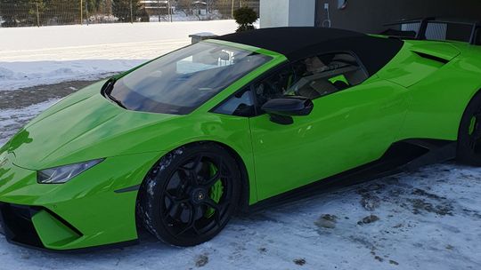 Skarbówka w Chojnicach sprzedaje luksusowe auta. Do wzięcia Lamborghini i Mercedes