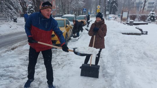 Urzędnicy z Pucka wstali zza biurek i sami chwycili za szufle do odśnieżania!