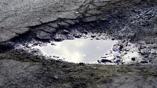 Uwaga, dziura w jezdni! Urzędnicy w Trójmieście przyjmują sygnały od mieszkańców