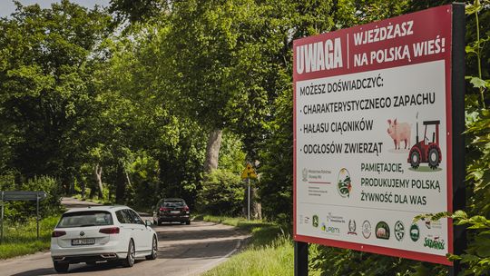 „Uwaga, wjeżdżasz na polską wieś”. Rolnicy ostrzegają miastowych: Nie jesteście w kurorcie