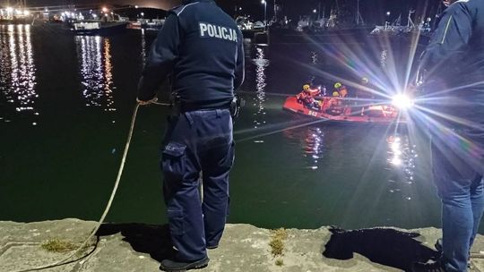 Zwłoki w basenie portowym we Władysławowie. Policja ustala tożsamość mężczyzny
