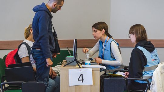 punkt pomocy finansowej dla uchodźców z Ukrainy w gdańskim Zieleniaku