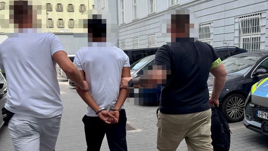 W Internecie obiecywał miłość, zamieszkał z ukochaną, a następnie... okradł ją z biżuterii