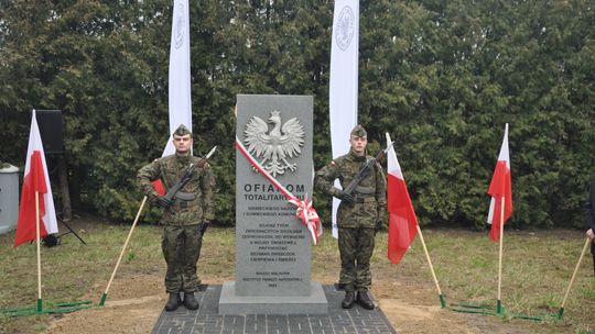 W miejscu pomnika żołnierzy Armii Czerwonej odsłonięto pomnik ofiar totalitaryzmów 