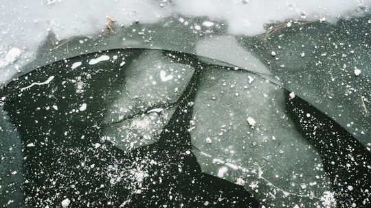 W Nowej Wsi Lęborskiej pod 12-latką załamał się lód W Nowej Wsi Lęborskiej pod 12-latką załamał się lód