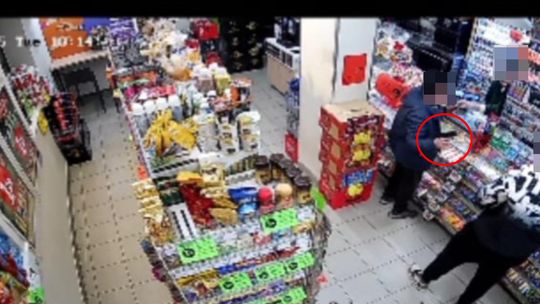 W sklepie groził 16-latkowi groził bronią. W chwili zatrzymania miał 3 promile