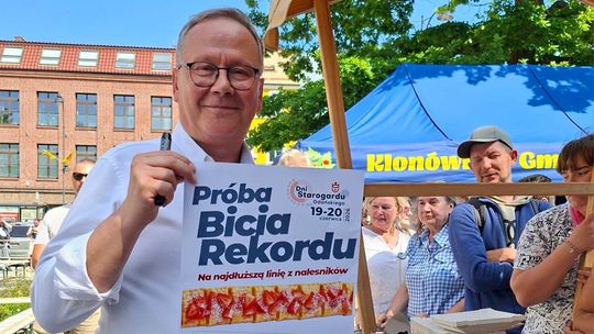W Starogardzie Gdańskim pobito rekord w układaniu w linii naleśników z dżemem