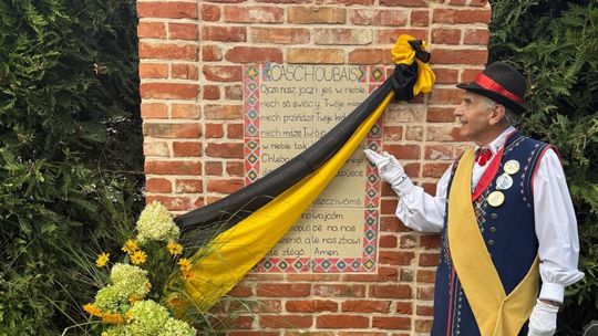 W Stężycy odsłonięto replikę jerozolimskiej tablicy z kaszubskim tekstem „Ojcze nasz”