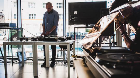 Brainrot i kultura fragmentów. Jak słuchanie całych albumów wpływa na mózg?