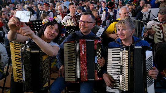 Ćwierć tysiąca akordeonistów zagrało podczas Dnia Jedności Kaszubów we Władku akordeony