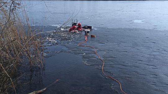 Człuchów: Wędkarz wpadł do jeziora. Załamał się pod nim lód