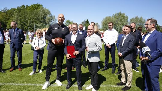 Wejherowo będzie miało nowoczesne boisko. Inwestycja za 9 mln zł, wsparcie przywiózł minister Wejherowo zbuduje nowoczesne boisko. Pieniądze przywiózł minister